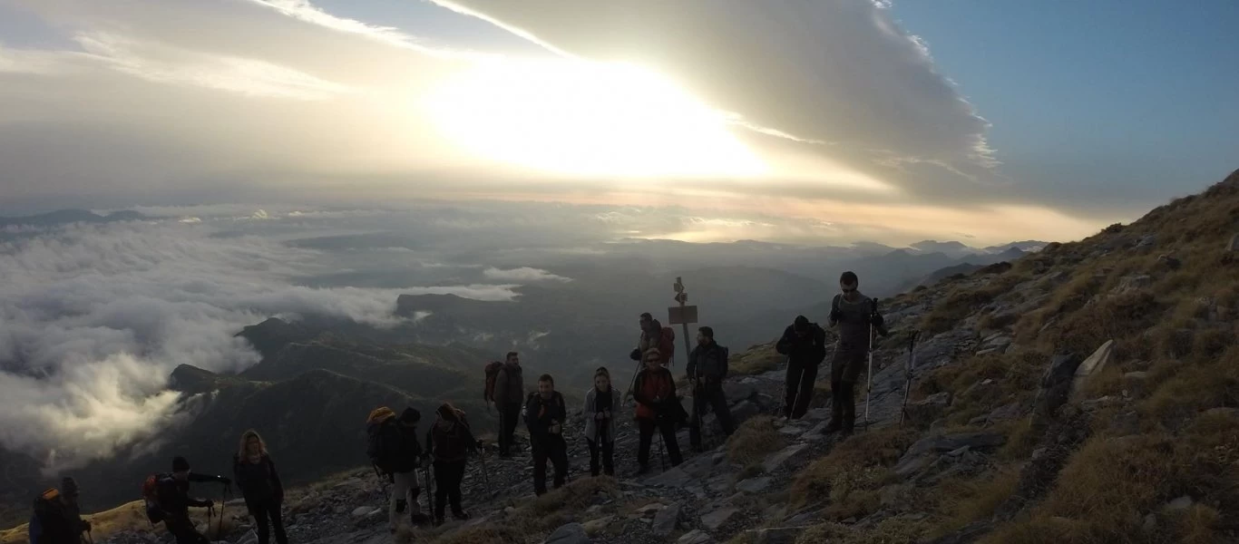 Πάμε για σκι; Υπάρχει ένα βουνό της Ελλάδας που έχει ακόμα παγωμένο χιόνι!